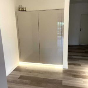 Einbauschrank in Kaschmirgrau von der Tischlerei Holzreich.