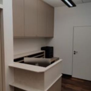 Der Tresen in Kaschmirgrau ist betellbar.