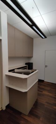 Der Tresen in Kaschmirgrau ist betellbar.