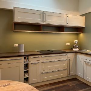 Holzdekorationen im Wohnzimmer. Schöner wohnen dank Holzreich.