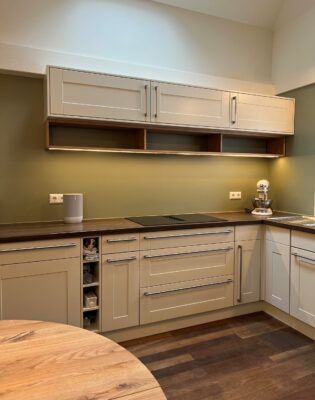 Holzreich Einbauküchen nach Maß. Mit und ohne Hängeschrank und Licht. Möbeltischlerei für Küchenmöbel