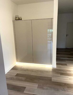 Einbauschrank in Kaschmirgrau von der Tischlerei Holzreich.