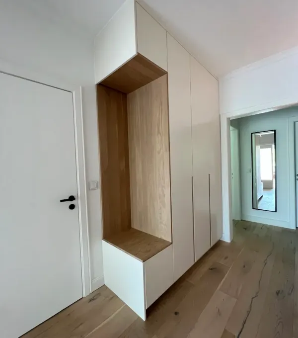 Die Lackierung eines Einbrauschrankes sieht so aus.